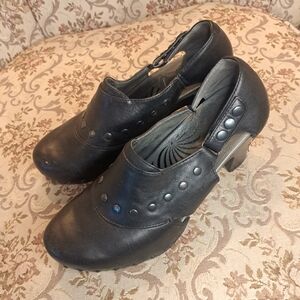 Dansko Studded Leathet Snap Closure High heeled shoes Size 8.5-9US/39EU
